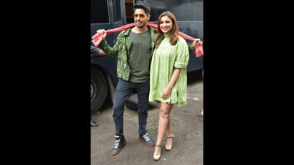 ಪರಿಣಿತಿಗೆ ಶಾರ್ಟ್ ಡ್ರೆಸ್ ತಂದ ಫಜೀತಿ,  ಅಕ್ಕ ಪ್ರಿಯಾಂಕಾಳ ನಂತ್ರ ತಂಗಿಯೂ ಖುಲ್ಲಂ ಖುಲ್ಲಾ!