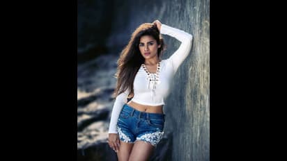 నడుము అందాలతో గ్లామర్ మెరుపులు.. కుర్ర భామ హాట్ నెస్ తట్టుకోగలరా