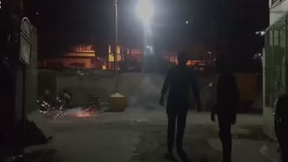 ಬೆಂಗಳೂರು;  ಪುಂಟಾಟ ಅಂದ್ರೆ ಇದೆ ಅಲ್ವಾ? ದೀಪ ಬೆಳಗಿಸಿ ಅಂದ್ರೆ ಬೀದಿಗೆ ಬಂದು ಪಟಾಕಿ ಹೊಡೆದ್ರು!