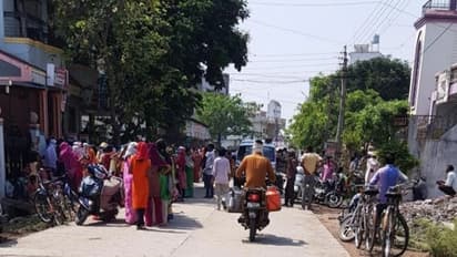 പിറന്നാളാഘോഷത്തിന് അരി വിതരണം; ലോക്ക് ഡൌണില് ബിജെപി എംഎല്എയുടെ വീടിന് മുന്നില് തിക്കുംതിരക്കും