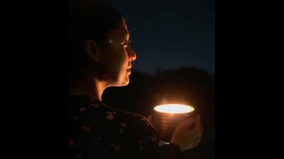 மோடிக்காக 9 மணிக்கு விளக்கு பிடித்த நயன்.... காதலர் விக்னேஷ் சிவன் வெளியிட்ட நயன்தாராவின் புகைப்படங்கள்!!!