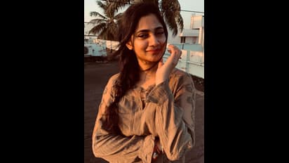 மொட்டைமாடியில் மாலை மொட்டு போல் போஸ் கொடுக்கும் லொஸ்லியா செம்ம கியூட் புகைப்படங்கள் உள்ளே ....