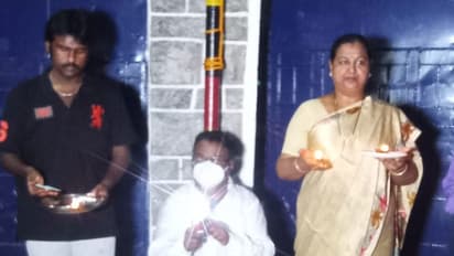 கொரோனாவிற்கு எதிராக பிரகாசித்த ஒளி! 9 மணிக்கு 9 நிமிடம் விளக்கேற்றிய பிரபலங்கள்! புகைப்பட தொகுப்பு!