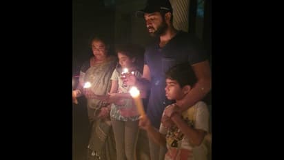 குடும்பத்துடன் விளக்கேற்றி மோடி வார்த்தையை பின்பற்றிய அருண் விஜய் குடும்பம் ....