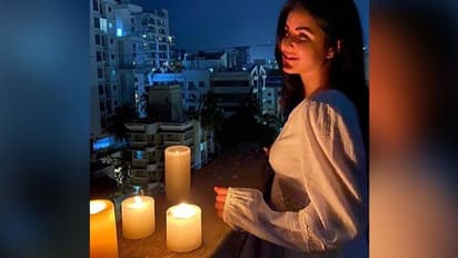 রাত ৯ টায় ৯ মিনিট, প্রদীপের আলোয় ঝলমলে বি-টাউন সামিল প্রার্থনায়