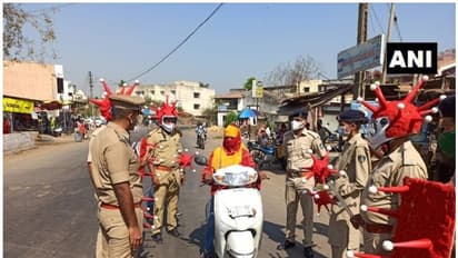 ലോക്ക് ഡൗൺ: 'കൊറോണ വേഷ'ത്തിൽ പൊലീസ് ഉദ്യോഗസ്ഥർ; വ്യത്യസ്തമായ ബോധവത്കരണം