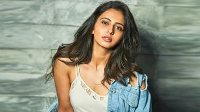 লক ডাউনে গৃহবন্দি তারকার চ্যালেঞ্জ, মন্দিরাকে টক্কর দিয়ে উল্টে জামা পরলেন রাকুল