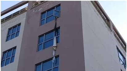 ഐസൊലേഷൻ വാർഡിൽ നിന്നും ബെഡ്ഷീറ്റ് ഉപയോഗിച്ച് രക്ഷപെടാൻ ശ്രമിച്ചു; ആറാംനിലയില് നിന്ന് വീണു മരിച്ചു