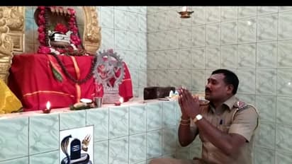 காவல் உடையிலேயே உருகி உருகி பாட்டு பாடும் "போலீஸ்"..! கொரோனாவில் இருந்து மக்களை காப்பாற்றுவதே நோக்கம்!