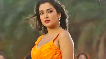 10 ग्लैमरस लुक्सः  भोजपुरी क्वीन आम्रपाली दुबे बनना चाहती थी डॉक्टर, 4th क्लास में दे बैठी थी दिल