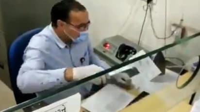 ആഹാ, കിടിലന്‍ ഐഡിയ; ബാങ്കുദ്യോഗസ്ഥന്‍ 'ചെക്ക്' അണുവിമുക്തമാക്കുന്നത് കണ്ടോ?