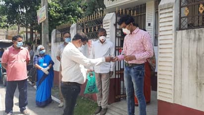 করোনা সতর্কতায় নজির, ১৪টি পরিবারকে সংবর্ধনা দিল পুরসভা