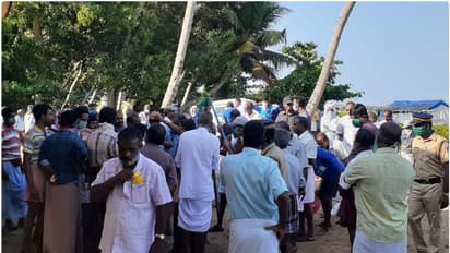 ലോക്ക് ഡൗണ്‍ നിയന്ത്രണങ്ങൾ പാലിക്കാതെ മത്സ്യലേലം;  ചേര്‍ത്തലയില്‍ നാട്ടുകാരുടെ പ്രതിഷേധം