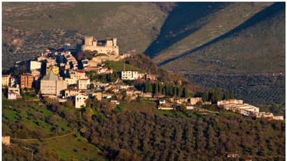 'ലോകത്തിനുവേണ്ടിയാണിത് ചെയ്യുന്നത്, ഇത് ഞങ്ങളുടെ ത്യാഗം' - ഒരു ഗ്രാമംതന്നെ ക്വാറന്‍റൈനിലായതെന്തിന്?