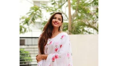 மலையாள சேலை கட்டி மயங்கும் பைங்கிளி... ஒவர் கிளாமர் கிளிக்ஸை பாருங்க...!