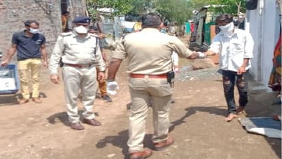 కరోనా పరీక్షలు... వైద్య సిబ్బందిపై దాడి