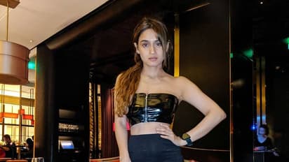 பத்தி எரியும் ஹாட் உடையில்...  ஜன்னல் ஓரத்தில் ஹாய்யாக அமர்ந்து காற்று வாங்கும் ஷாலினி! குளு குளு கிளிக்ஸ்!