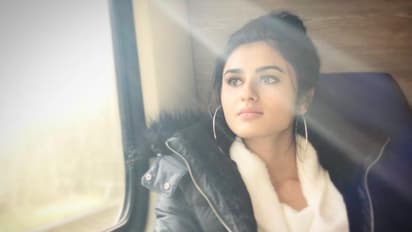 முடியலடா சாமி... செல்பி பைத்தியமாக சுற்றும் இளம் நடிகை கரிமா பரிஹர்! வித விதமாய் வெளியிட்ட கிளிக்ஸ்!