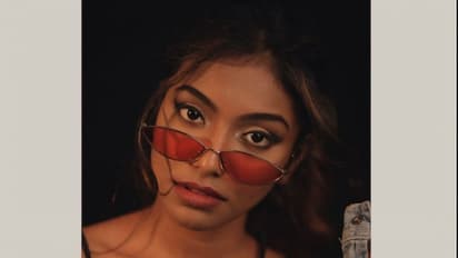 டஸ்க்கி ஸ்கின் பியூட்டி... சிம்பிள் உடையில் தூள் பறக்க வைக்கும் மாடல் அழகி சிவானி கர்னிகா....!