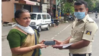 ಕೊರೋನಾ ಒತ್ತಡದ ಮಧ್ಯೆ ಮಾಲಕಿಗೆ ಮೊಬೈಲ್ ಹಿಂದಿರುಗಿಸಿದ ಪೇದೆಗೊಂದು ಅಭಿನಂದನೆ