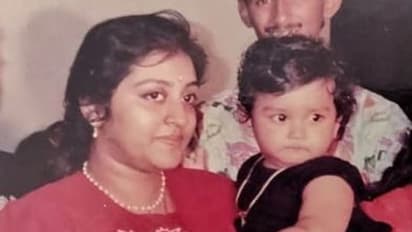 கியூட் குழந்தையாக அம்மா கையில் சும்மா ஜம்முனு அமர்ந்திருக்கும் இந்த நடிகர் யார் தெரியுமா?