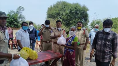 డ్యూటీతో పాటు ఆపదలో సాయం: పేదలకు నిత్యావసరాలు అందించిన పోలీసులు