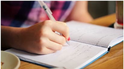 കരാര് കാലാവധി അവസാനിച്ചെങ്കിലും ലോക്ക് ഡൗണില് ഭിന്നശേഷി കുട്ടികള്ക്ക് കൈത്താങ്ങായി ഈ അധ്യാപകര്