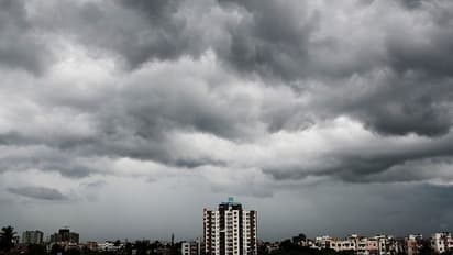 ৪০ কিমি বেগে ধেয়ে আসছে ঝোড়ো হাওয়া, নিম্নচাপের জেরে বজ্রবিদ্যুৎ সহ ভারী বৃষ্টি ঝাপিয়ে নামবে রাজ্য়ে
