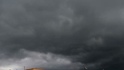 কলকাতায় আদ্রতা জনিত অস্বস্তি চরমে, রাজ্য় জুড়ে প্রবল ঝড়-বৃষ্টির পূর্বাভাস