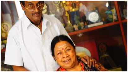 குத்த வைத்து கும்மியடிக்கும் கொரோனாவால் அதிர்ச்சி... நடிகை மனோரமா மகனுக்கு ஏற்பட்ட பரிதாபம்..!