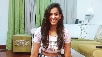 ஊரடங்கில் தன் ரசிகர்களுக்கு ஓபன்னாக யோகா சொல்லி கொடுக்கும் சஞ்சனா சிங்... புகைப்படங்கள் இதோ !!