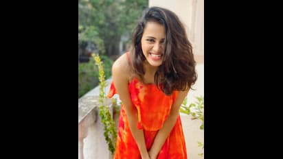 வித வித நிற உடையில் வித வித போஸ் ! தெறிக்க விடும் அஞ்சனா ரங்கன் ! வேற லெவல் புகைப்படங்கள் உள்ளே !!