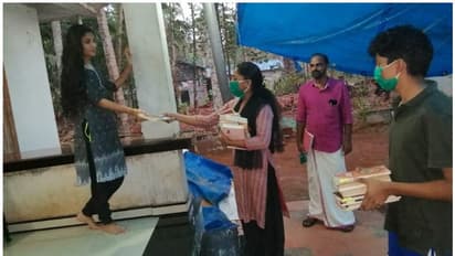 ലോക് ഡൗണിൽ 'വായിച്ച് വളരാം', ഓരോ വീട്ടിലും പുസ്തകങ്ങളെത്തിച്ച് ഒരു കൂട്ടം ലൈബ്രറി പ്രവര്ത്തകര്