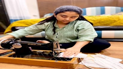 కరోనా వైరస్: మాస్క్ లు కుడుతున్న కేంద్ర మంత్రి భార్య, కూతురు