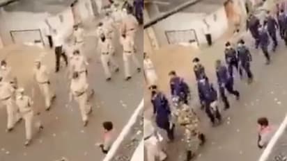 കൊവിഡിനെതിരെ വിശ്രമമില്ലാത്ത പോരാട്ടം, പൂക്കൾ ചൊരിഞ്ഞും ആർപ്പുവിളിച്ചും പൊലീസുകാരെ ആദരിച്ച് നാട്ടുകാർ