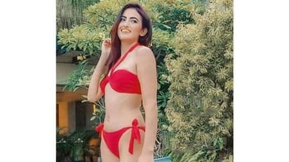 వైరల్ ఫొటోలు: బికినీ లో..,చేతిలో మందు గ్లాస్ తో...రిలాక్స్