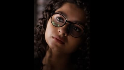 சுழட்டி போடும் கரு விழிகள்... கொள்ளையடிக்கும் சிரிப்பு... அள்ளிதெறிக்கும் அழகில் அசத்தும் நிரஞ்சனா அனூப்!