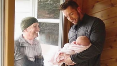 ആറ് കിലോമീറ്റര് നടന്ന് ജനാലച്ചില്ലിന് പുറത്ത് നിന്ന് പേരക്കിടാവിനെ കൊഞ്ചിക്കുന്ന മുത്തച്ഛന്