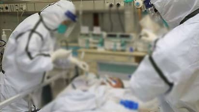 இரண்டு கிராமி விருதுகளை வாங்கிய பிரபல பாடகர் கொரோனாவிற்கு பலி! சோகத்தில் ரசிகர்கள்!