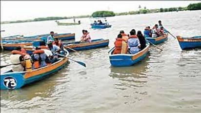 சுற்றுலா பயணிகளை சந்தோசப்படுத்துன நாங்க குடும்பத்த காப்பாத்த முடியல. ஊரடங்கால் குமுறும் படகு ஓட்டுனர்கள்.!!