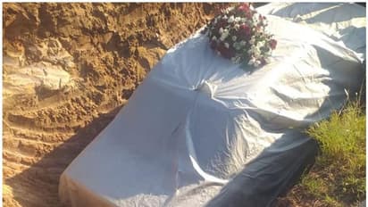 രാഷ്ട്രീയ പ്രവര്‍ത്തകനെ അടക്കം ചെയ്തത് പ്രിയപ്പെട്ട കാറില്‍; ശവസംസ്കാര ചടങ്ങില്‍ തടിച്ചുകൂടി ജനം