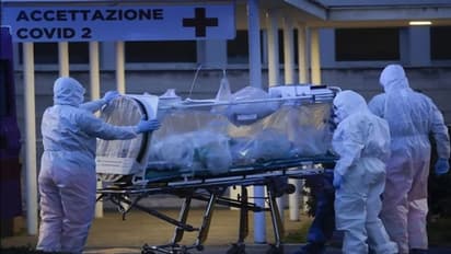 கடவுளே இன்னும் என்னென்ன நடக்க போகுதோ.. தந்தை இறந்த மறுநாளே கொரோனாவுக்கு பெண் நீதிபதி உயிரிழப்பு..!