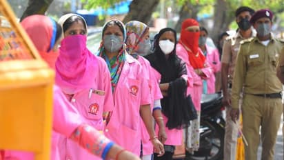 ಆಶಾ ಕಾರ್ಯಕರ್ತೆಯರ ನೋವಿನ ಕಥೆ: 'ಕೊರೋನಾ ಸರ್ವೇಗೆ ಮನೆ ಬಳಿ ಹೋದರೆ ಗದರಿಸುವ ಜನ'