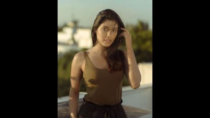 "பிகில்" மாரியம்மாவா இது?...  கிளாமரில் இறங்கி அடிச்சியிருக்கும் காயத்ரி ரெட்டியின் ஷாக்கிங் கிளிக்ஸ்...!