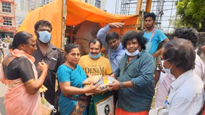 நடிகர் சங்க உறுப்பினர்களுக்கு 1250 கிலோ அரிசி... வீடு, வீடாக போய் கொடுத்த யோகிபாபு...!