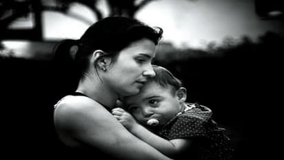 ১৫ দিন  বাড়ি ফেরেনি নার্স 'মা', একে অপরকে দূর থেকে দেখে কান্নায় ভেঙে পড়ল মা ও মেয়ে