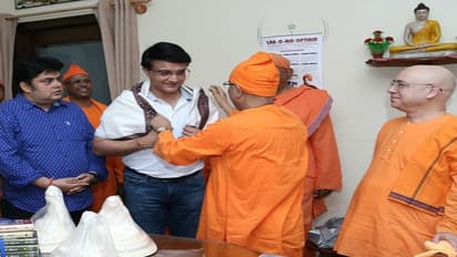 লকডাউনে প্রতিদিন ১০ হাজার মানুষের খাওয়ার দায়িত্ব নিয়েছেন সৌরভ গঙ্গোপাধ্যায়