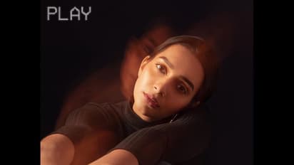 மிதமான அழகில் மின்னும் சஞ்சனா நட்ராஜ்! சேலையில் சுண்டி இழுக்கும் சூப்பர் கிளிக்ஸ்...!