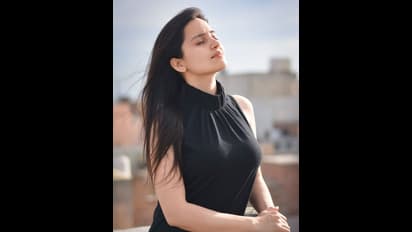 தாமரை போல் அழகு... நில ஒளி நிறம்... அழகு முகத்தால் வசீகரிக்கும் ரீமா! லேட்டஸ்ட் போட்டோஸ்!