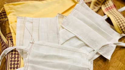 ಕೊರೋನಾ ಹಾವಳಿ ನೋಡಲಾಗದೆ ಮಾಸ್ಕ್ ಹೊಲಿಯಲು ಕುಳಿತ ಸಚಿವರ ಪತ್ನಿ, ಪುತ್ರಿ!